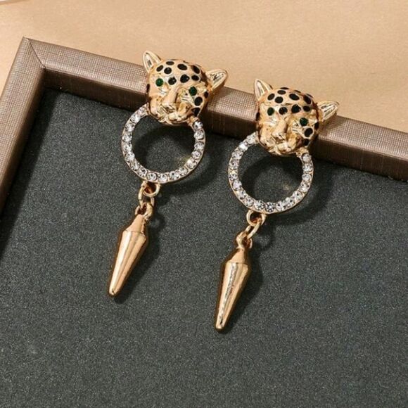Leopard Holding Ring and Gold Plated Zir Leopard Tassel Earrings - Picture 1 of 5